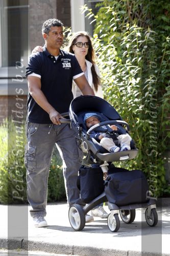 Amsterdam 20 mei 2010
Frank Rijkaard aan het wandelen met zijn vriendin Stephanie en zoontje Santi van 5 maanden.
Peter Smulders bv