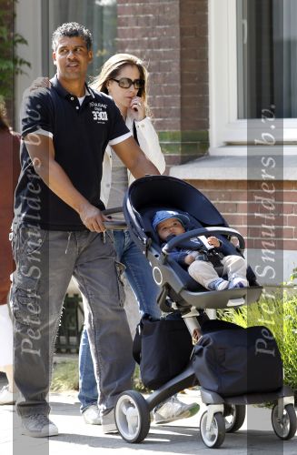 Amsterdam 20 mei 2010
Frank Rijkaard aan het wandelen met zijn vriendin Stephanie en zoontje Santi van 5 maanden.
Peter Smulders bv
