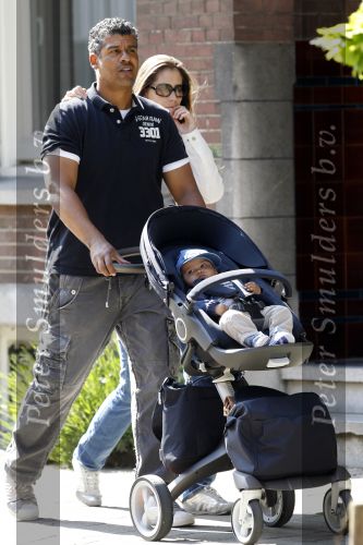 Amsterdam 20 mei 2010
Frank Rijkaard aan het wandelen met zijn vriendin Stephanie en zoontje Santi van 5 maanden.
Peter Smulders bv