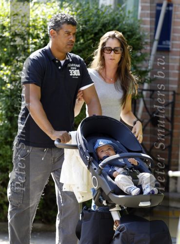 Amsterdam 20 mei 2010
Frank Rijkaard aan het wandelen met zijn vriendin Stephanie en zoontje Santi van 5 maanden.
Peter Smulders bv