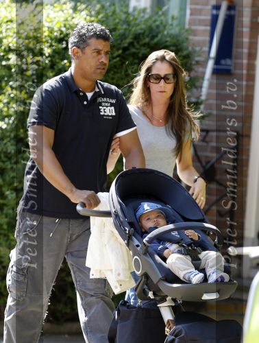 Amsterdam 20 mei 2010
Frank Rijkaard aan het wandelen met zijn vriendin Stephanie en zoontje Santi van 5 maanden.
Peter Smulders bv