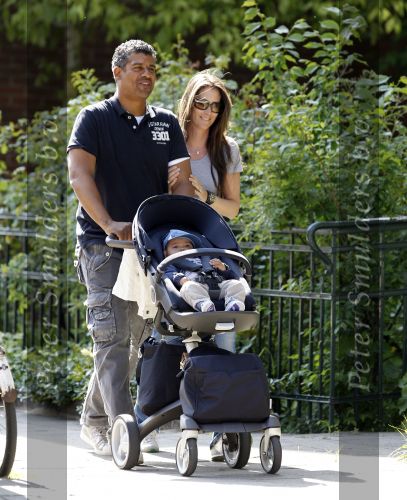 Amsterdam 20 mei 2010
Frank Rijkaard aan het wandelen met zijn vriendin Stephanie en zoontje Santi van 5 maanden.
Peter Smulders bv