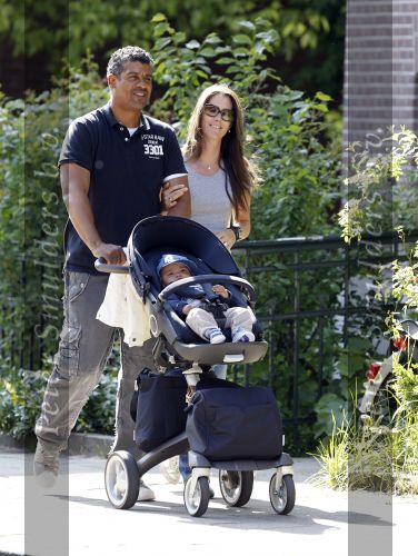 Amsterdam 20 mei 2010
Frank Rijkaard aan het wandelen met zijn vriendin Stephanie en zoontje Santi van 5 maanden.
Peter Smulders bv