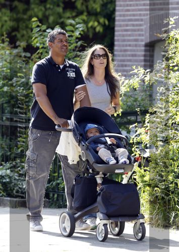 Amsterdam 20 mei 2010
Frank Rijkaard aan het wandelen met zijn vriendin Stephanie en zoontje Santi van 5 maanden.
Peter Smulders bv