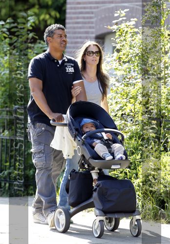 Amsterdam 20 mei 2010
Frank Rijkaard aan het wandelen met zijn vriendin Stephanie en zoontje Santi van 5 maanden.
Peter Smulders bv