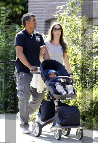 Amsterdam 20 mei 2010
Frank Rijkaard aan het wandelen met zijn vriendin Stephanie en zoontje Santi van 5 maanden.
Peter Smulders bv