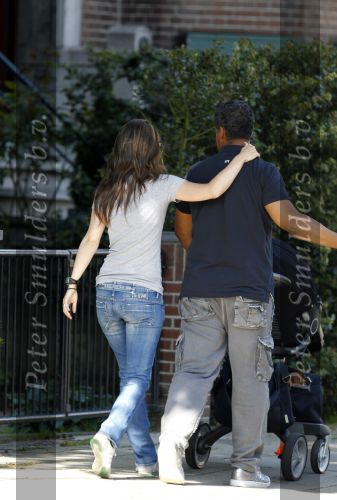 Amsterdam 20 mei 2010
Frank Rijkaard aan het wandelen met zijn vriendin Stephanie en zoontje Santi van 5 maanden.
Peter Smulders bv