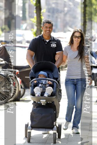 Amsterdam 20 mei 2010
Frank Rijkaard aan het wandelen met zijn vriendin Stephanie en zoontje Santi van 5 maanden.
Peter Smulders bv