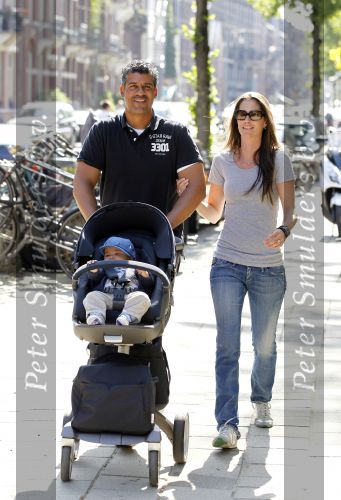 Amsterdam 20 mei 2010
Frank Rijkaard aan het wandelen met zijn vriendin Stephanie en zoontje Santi van 5 maanden.
Peter Smulders bv