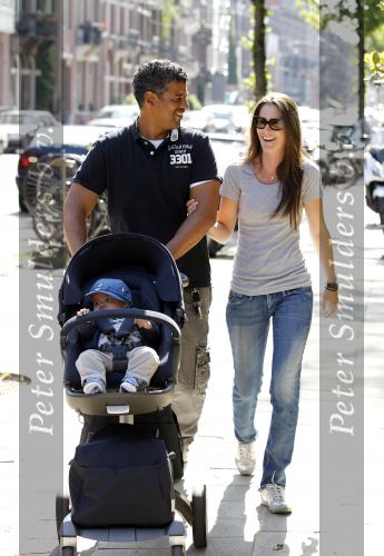 Amsterdam 20 mei 2010
Frank Rijkaard aan het wandelen met zijn vriendin Stephanie en zoontje Santi van 5 maanden.
Peter Smulders bv