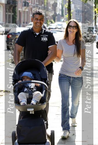 Amsterdam 20 mei 2010
Frank Rijkaard aan het wandelen met zijn vriendin Stephanie en zoontje Santi van 5 maanden.
Peter Smulders bv