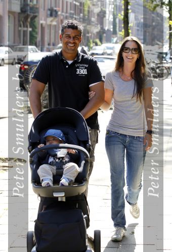Amsterdam 20 mei 2010
Frank Rijkaard aan het wandelen met zijn vriendin Stephanie en zoontje Santi van 5 maanden.
Peter Smulders bv
