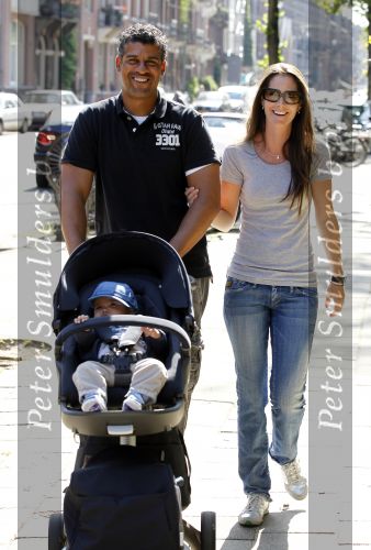 Amsterdam 20 mei 2010
Frank Rijkaard aan het wandelen met zijn vriendin Stephanie en zoontje Santi van 5 maanden.
Peter Smulders bv