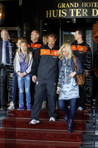 Noordwijk en Schiphol 19 mei 2010
Vertrek Nederlands elftal met vrouwen en kinderen naar Oostenrijk voor trainingskamp ivm WK voetbal. Frank de Boer met vrouw en kinderen
Peter Smulders bv