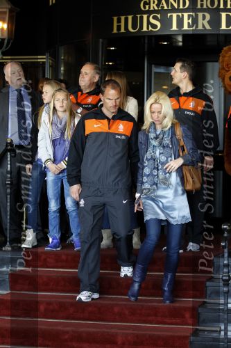 Noordwijk en Schiphol 19 mei 2010
Vertrek Nederlands elftal met vrouwen en kinderen naar Oostenrijk voor trainingskamp ivm WK voetbal. Frank de Boer met vrouw en kinderen
Peter Smulders bv