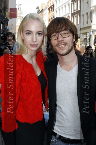 Amsterdam 18 april 2010
Premiere Wickie de Viking in Tuschinski. Giel Beelen met zijn vriendin
Peter Smulders bv