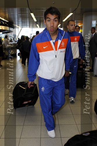 Noordwijk en Schiphol 19 mei 2010
Vertrek Nederlands elftal met vrouwen en kinderen naar Oostenrijk voor trainingskamp ivm WK voetbal. Giovanni v Bronckhorst met vrouw Marieke en Jake en Joshua
Peter Smulders bv