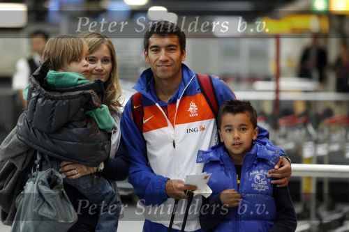 Noordwijk en Schiphol 19 mei 2010
Vertrek Nederlands elftal met vrouwen en kinderen naar Oostenrijk voor trainingskamp ivm WK voetbal. Giovanni v Bronckhorst met vrouw Marieke en Jake en Joshua
Peter Smulders bv