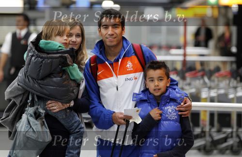 Noordwijk en Schiphol 19 mei 2010
Vertrek Nederlands elftal met vrouwen en kinderen naar Oostenrijk voor trainingskamp ivm WK voetbal. Giovanni v Bronckhorst met vrouw Marieke en Jake en Joshua
Peter Smulders bv