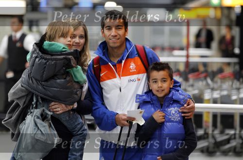 Noordwijk en Schiphol 19 mei 2010
Vertrek Nederlands elftal met vrouwen en kinderen naar Oostenrijk voor trainingskamp ivm WK voetbal. Giovanni v Bronckhorst met vrouw Marieke en Jake en Joshua
Peter Smulders bv