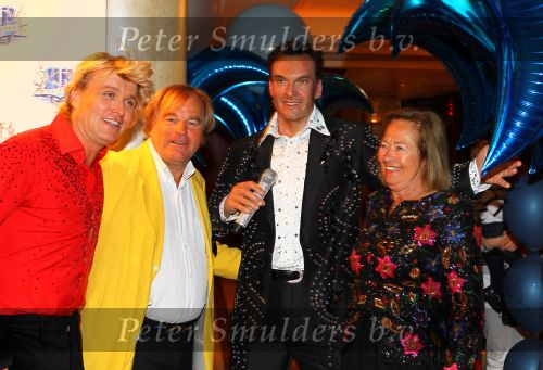 Noordwijk, 2 Mei 2010 Hotel van Oranje, Feest Gerard Joling t.g.v.
het 25 jaar artiesten jubileum
Hans Klok samen met Jan v Doren en Loes v Doren bij het beeld van Gerard Joling
Foto Peter Smulders BV