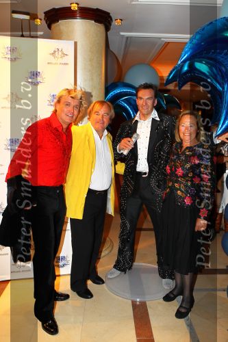 Noordwijk, 2 Mei 2010 Hotel van Oranje, Feest Gerard Joling t.g.v.
het 25 jaar artiesten jubileum
Hans Klok samen met Jan v Doren en Loes v Doren bij het beeld van Gerard Joling
Foto Peter Smulders BV