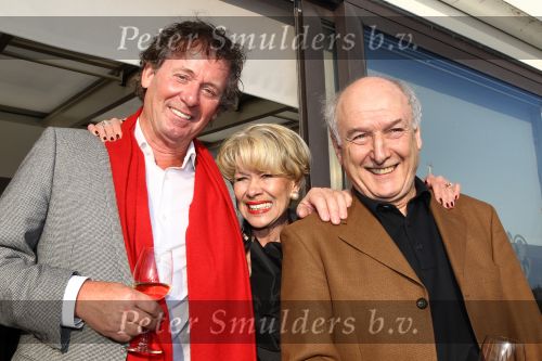 Oud Loosdrecht, 11 Maart 2010
Receptie t.g.v. 50 jaar artiest zijn van Anneke Gronloh
Anneke Gronloh met Peter Koelewijn en Harry v Hoof
Foto Peter Smulders BV