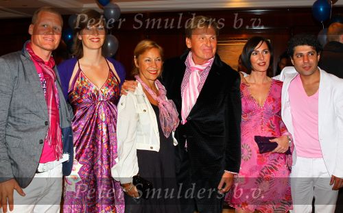Noordwijk, 2 Mei 2010 Hotel van Oranje, Feest Gerard Joling t.g.v.
het 25 jaar artiesten jubileum
Henny Huisman met zijn vrouw en gezin
Foto Peter Smulders BV
