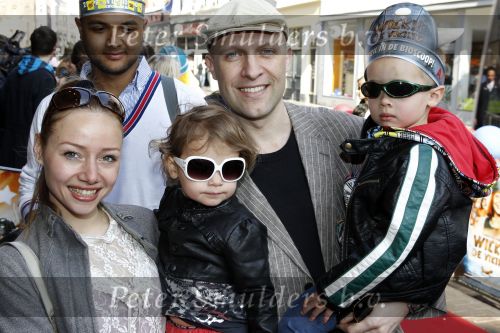 Amsterdam 18 april 2010
Premiere Wickie de Viking in Tuschinski. Hugo Metsers met vrouw en kinderen
Peter Smulders bv