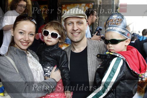 Amsterdam 18 april 2010
Premiere Wickie de Viking in Tuschinski. Hugo Metsers met vrouw en kinderen
Peter Smulders bv