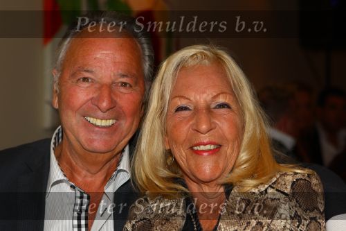 Weert, 19 April 2010
Johnny Hoes 93 jaar Feest bij Golden Tulip Hotel
Met veel bekende Nederlandstalige artiesten
Jan Boezeroen met zijn vrouw
Foto Peter Smulders