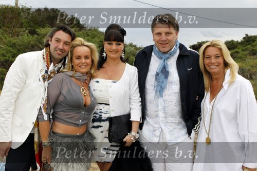 Ibiza 4 mei 2010
Sergio Herman en Ellemieke Vermolen vieren de 40e verjaardag van Sergio met vrienden op het strand bij El Chirinquito. Johnny Boer met zijn vrouw
Peter Smulders bv