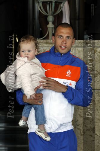 Noordwijk en Schiphol 19 mei 2010
Vertrek Nederlands elftal met vrouwen en kinderen naar Oostenrijk voor trainingskamp ivm WK voetbal. Johnny en Charlotte Heitinga met hun dochter Jezebel
Peter Smulders bv