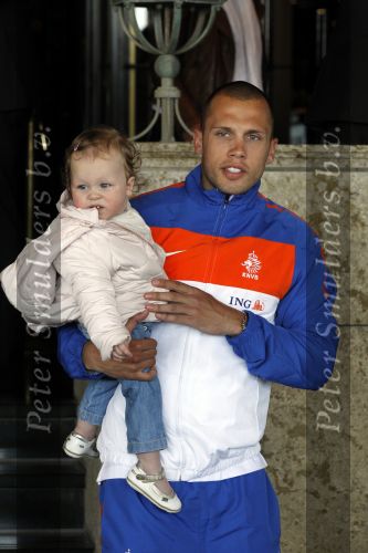 Noordwijk en Schiphol 19 mei 2010
Vertrek Nederlands elftal met vrouwen en kinderen naar Oostenrijk voor trainingskamp ivm WK voetbal. Johnny en Charlotte Heitinga met hun dochter Jezebel
Peter Smulders bv