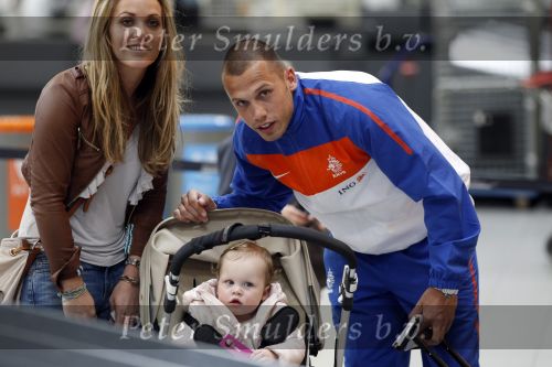 Noordwijk en Schiphol 19 mei 2010
Vertrek Nederlands elftal met vrouwen en kinderen naar Oostenrijk voor trainingskamp ivm WK voetbal. Johnny en Charlotte Heitinga met hun dochter Jezebel
Peter Smulders bv
