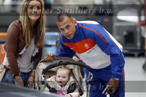 Noordwijk en Schiphol 19 mei 2010
Vertrek Nederlands elftal met vrouwen en kinderen naar Oostenrijk voor trainingskamp ivm WK voetbal. Johnny en Charlotte Heitinga met hun dochter Jezebel
Peter Smulders bv