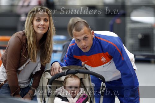 Noordwijk en Schiphol 19 mei 2010
Vertrek Nederlands elftal met vrouwen en kinderen naar Oostenrijk voor trainingskamp ivm WK voetbal. Johnny en Charlotte Heitinga met hun dochter Jezebel
Peter Smulders bv