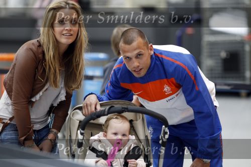 Noordwijk en Schiphol 19 mei 2010
Vertrek Nederlands elftal met vrouwen en kinderen naar Oostenrijk voor trainingskamp ivm WK voetbal. Johnny en Charlotte Heitinga met hun dochter Jezebel
Peter Smulders bv