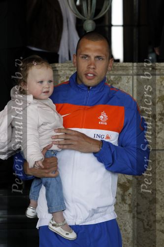Noordwijk en Schiphol 19 mei 2010
Vertrek Nederlands elftal met vrouwen en kinderen naar Oostenrijk voor trainingskamp ivm WK voetbal.
Peter Smulders bv