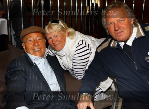 Weert, 19 April 2010
Johnny Hoes 93 jaar Feest bij Golden Tulip Hotel
Met veel bekende Nederlandstalige artiesten
Johnny Hoes met Koos Alberts en Joke Alberts
Foto Peter Smulders
