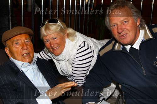 Weert, 19 April 2010
Johnny Hoes 93 jaar Feest bij Golden Tulip Hotel
Met veel bekende Nederlandstalige artiesten
Johnny Hoes met Koos Alberts en Joke Alberts
Foto Peter Smulders