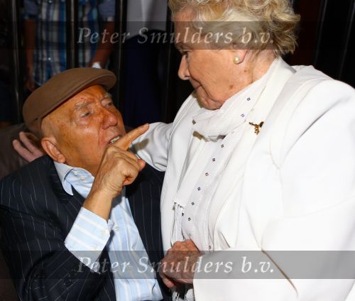 Weert, 19 April 2010
Johnny Hoes 93 jaar Feest bij Golden Tulip Hotel
Met veel bekende Nederlandstalige artiesten
Johnny Hoes met Annie de Reuver
Foto Peter Smulders