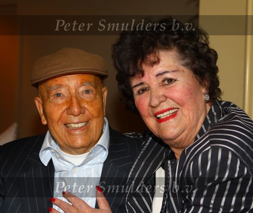 Weert, 19 April 2010
Johnny Hoes 93 jaar Feest bij Golden Tulip Hotel
Met veel bekende Nederlandstalige artiesten
Johnny Hoes met Zwarte Lola
Foto Peter Smulders
