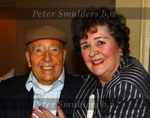Weert, 19 April 2010
Johnny Hoes 93 jaar Feest bij Golden Tulip Hotel
Met veel bekende Nederlandstalige artiesten
Johnny Hoes met Zwarte Lola
Foto Peter Smulders