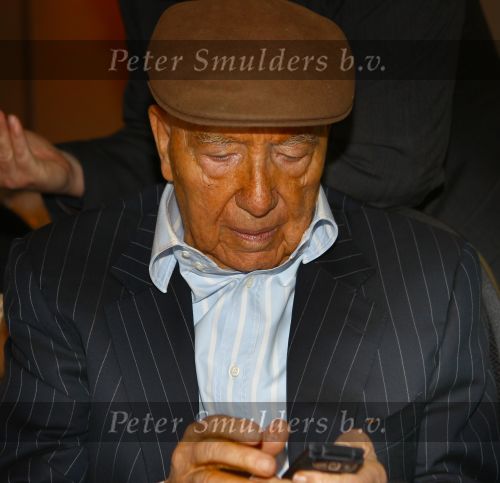 Weert, 19 April 2010
Johnny Hoes 93 jaar Feest bij Golden Tulip Hotel
Met veel bekende Nederlandstalige artiesten
Johnny Hoes aan het twitteren????
Foto Peter Smulders