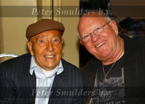 Weert, 19 April 2010
Johnny Hoes 93 jaar Feest bij Golden Tulip Hotel
Met veel bekende Nederlandstalige artiesten
Johnny Hoes met Henk Wijngaard
Foto Peter Smulders