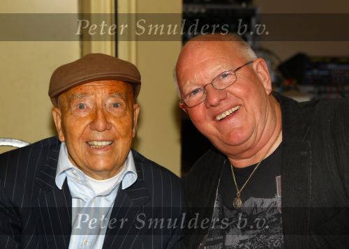 Weert, 19 April 2010
Johnny Hoes 93 jaar Feest bij Golden Tulip Hotel
Met veel bekende Nederlandstalige artiesten
Johnny Hoes met Henk Wijngaard
Foto Peter Smulders