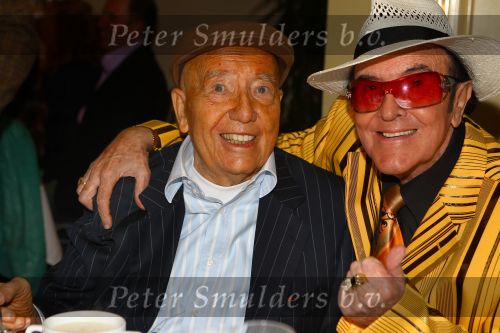 Weert, 19 April 2010
Johnny Hoes 93 jaar Feest bij Golden Tulip Hotel
Met veel bekende Nederlandstalige artiesten
Johnny Hoes metEddy Wally
Foto Peter Smulders