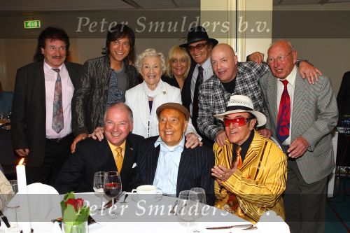 Weert, 19 April 2010
Johnny Hoes 93 jaar Feest bij Golden Tulip Hotel
Met veel bekende Nederlandstalige artiesten
Johnny Hoes met een groot aantal Nederlandstalige artiesten
Foto Peter Smulders