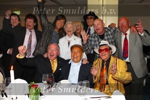 Weert, 19 April 2010
Johnny Hoes 93 jaar Feest bij Golden Tulip Hotel
Met veel bekende Nederlandstalige artiesten
Johnny Hoes met een groot aantal Nederlandstalige artiesten
Foto Peter Smulders
